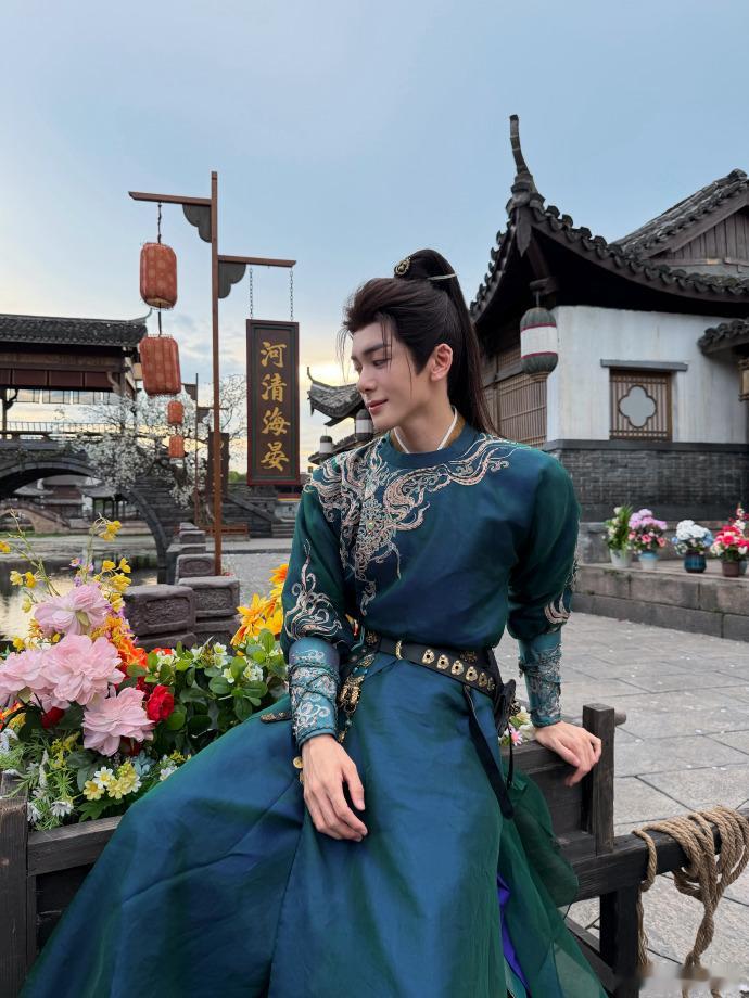 曾舜晞阿大日常曾舜晞江南侠客片场随手记录的阿大太动人，曾舜晞束起长发，蓝衫流转古