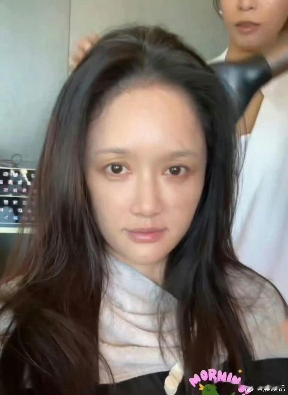 陈乔恩公开分享了自己的无妆照片，已经四十多岁的她依然保持着非常好的状态。大家对此