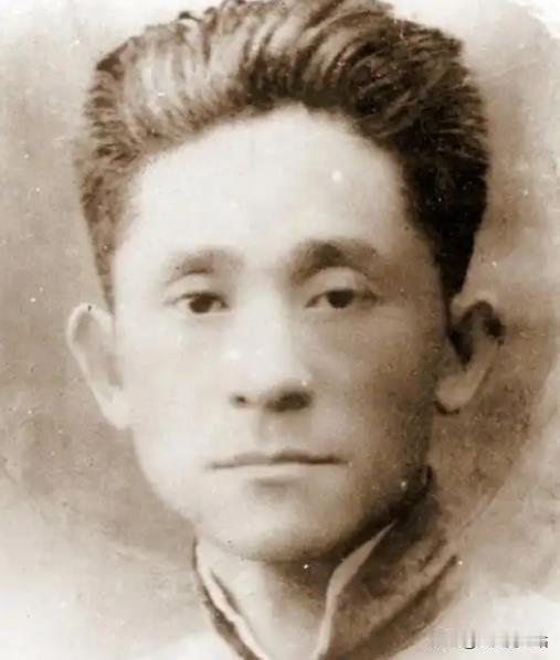 1923年，车耀先被敌人打碎颅骨，战友以为他死了，便脱掉他的衣服，丢进弹坑，就地