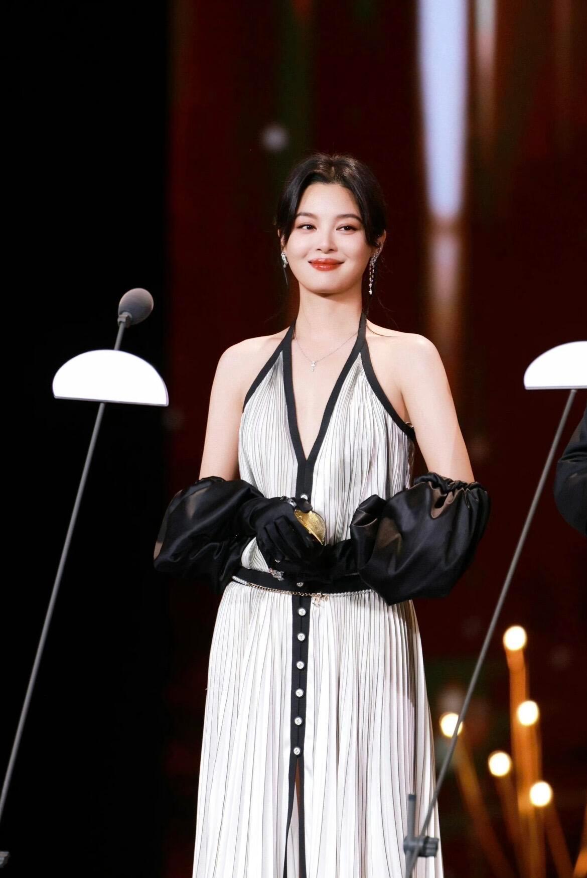 香奈儿押宝辛芷蕾9年 这一套Chanel25B简直写了辛芷蕾的名字🖤​​​