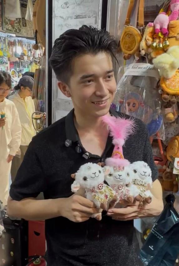 今年夏天，一款软萌治愈的新疆手工小羊彻底出圈，成为当之无愧的当季顶流文创。凭借精