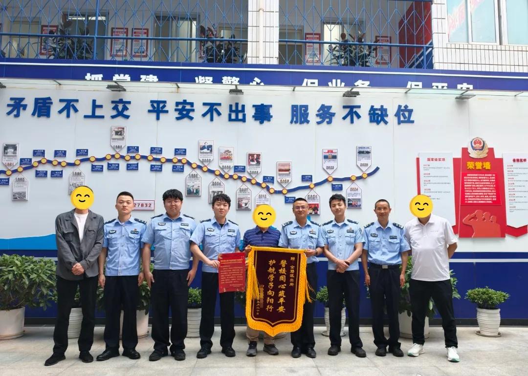 【护校安园：护航学子向阳行】近期，西山区教育科学研究院附属中学将一面印有“警校同