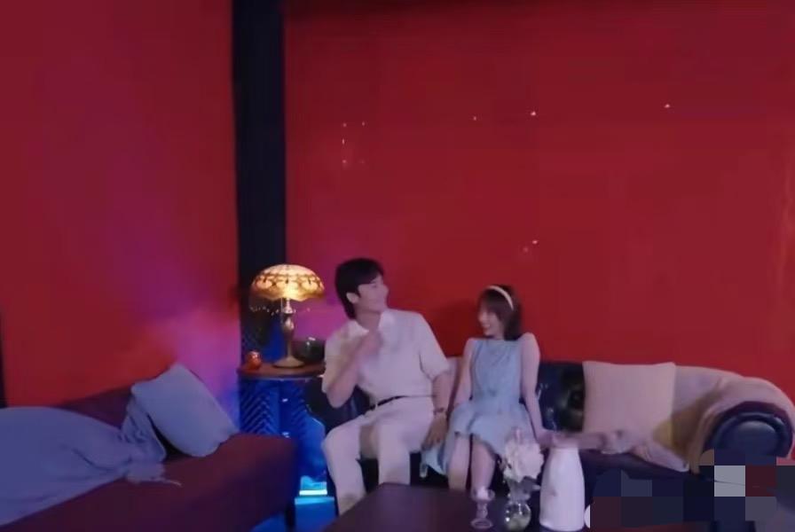 心动8：艺帆，要不你往右边坐坐呢？
这张图很有意思。
艺帆应该是很中意这个哥哥，