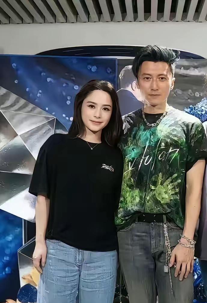 谢霆锋旁边女士是谁？非常有气质