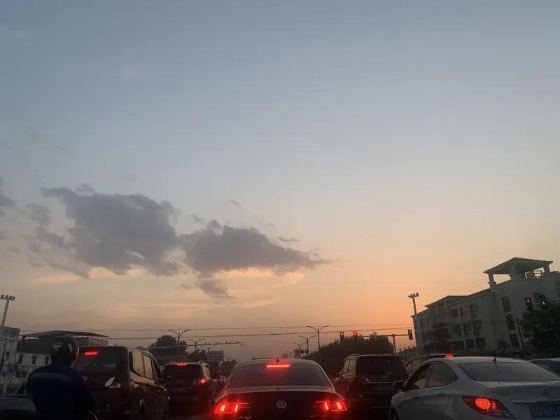 给自己一句话，你会说什么? 如果只能给自己一句话，我想说“日子还长，别慌”。我们