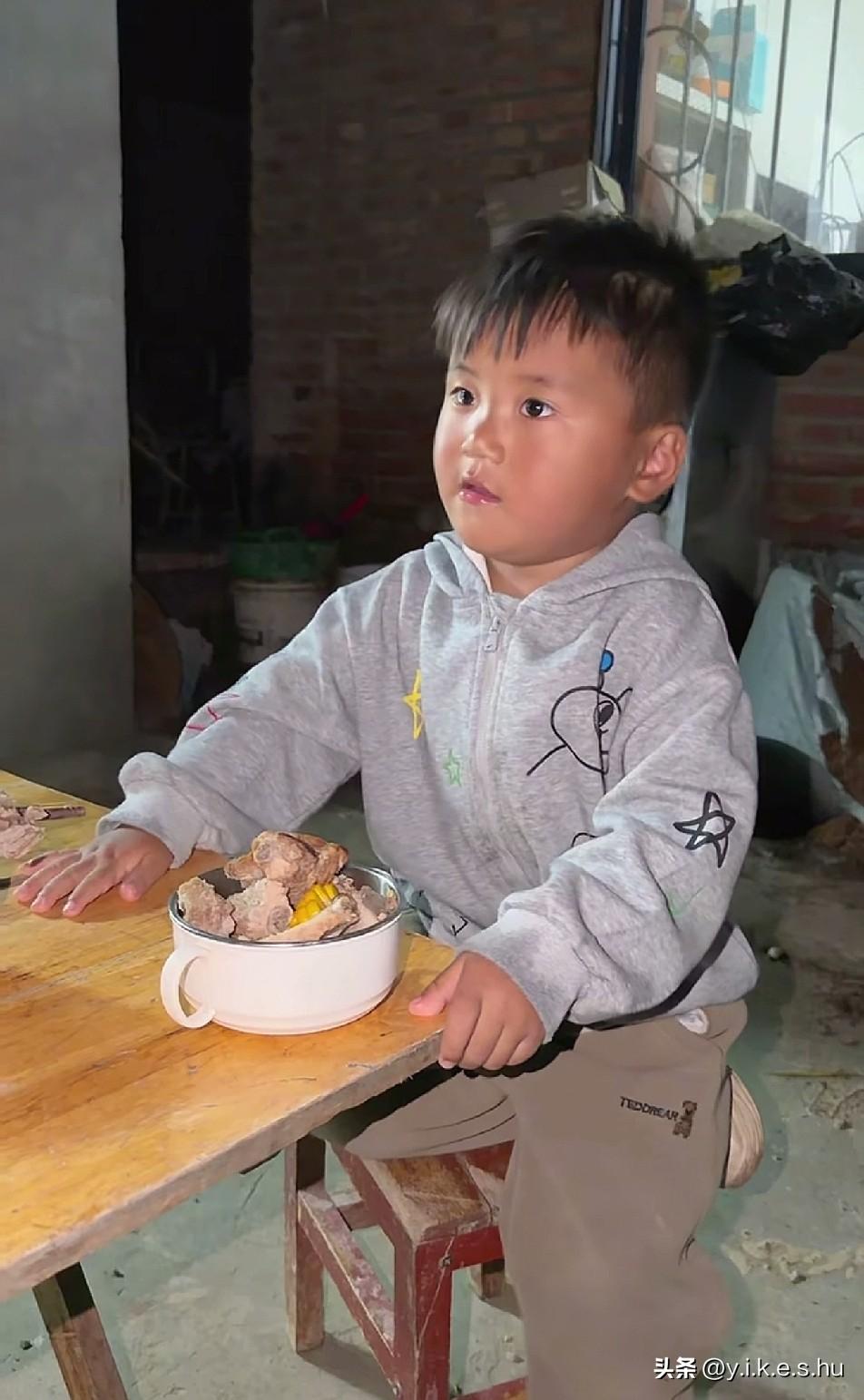 树兰平时太节俭惯了，三行还那么小，正是长身体的时候
今天老表买来排骨加餐，三行站