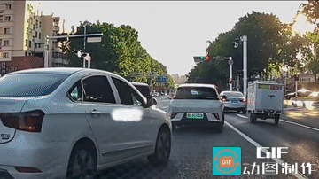 视频车:幸亏剁椒鱼头在前面，不然就是我了。
白车往前顶就是明确告诉鱼头，不会让了