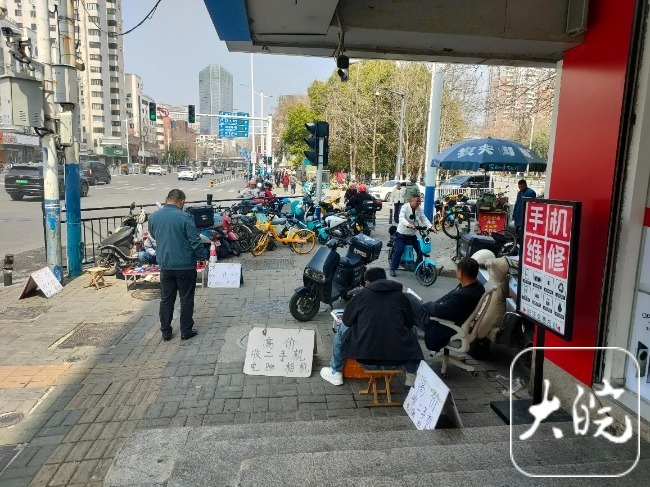 #报废手机线下回收价涨三四倍#【回收价暴涨五六倍？记者带报废手机实探合肥旧手机市