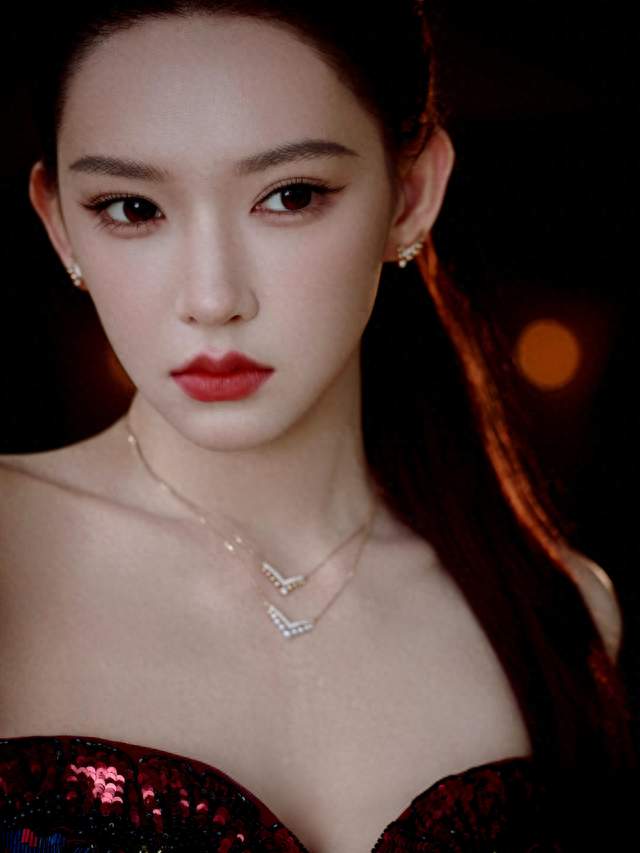程潇林间红裙写真！鎏光长裙宛如油画里走出来的庄园美人