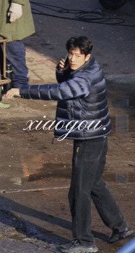 不知道 肖战的比例很曼妙哪有什么穿搭技巧，全靠比例在撑腰。基础款穿出建模感，逆天