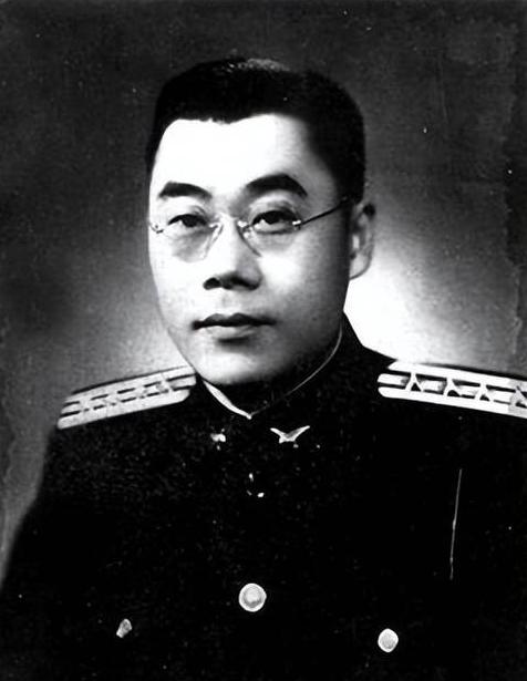 1945年10月6日，戴笠喊了50多个名人到汪时璟家吃饭，等他们都落座后，戴笠笑