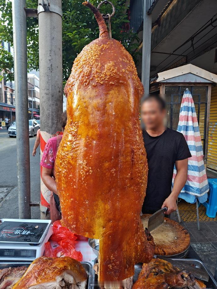 昨天早上去买烧肉，要买七条前排和前胛肉，这是八点，过节人多，晚了就没有好部位。开