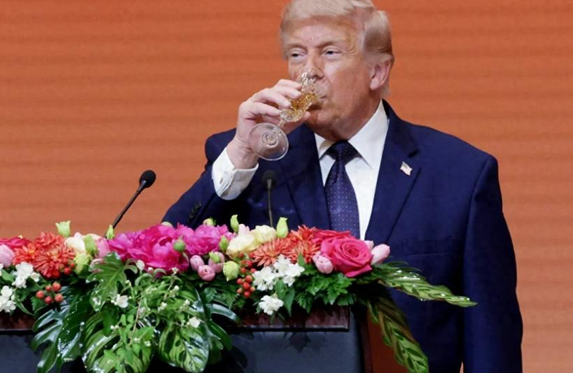 特朗普这次访华，把“交易型总统”的务实玩到了极致，连自己坚守几十年的戒酒戒律都能