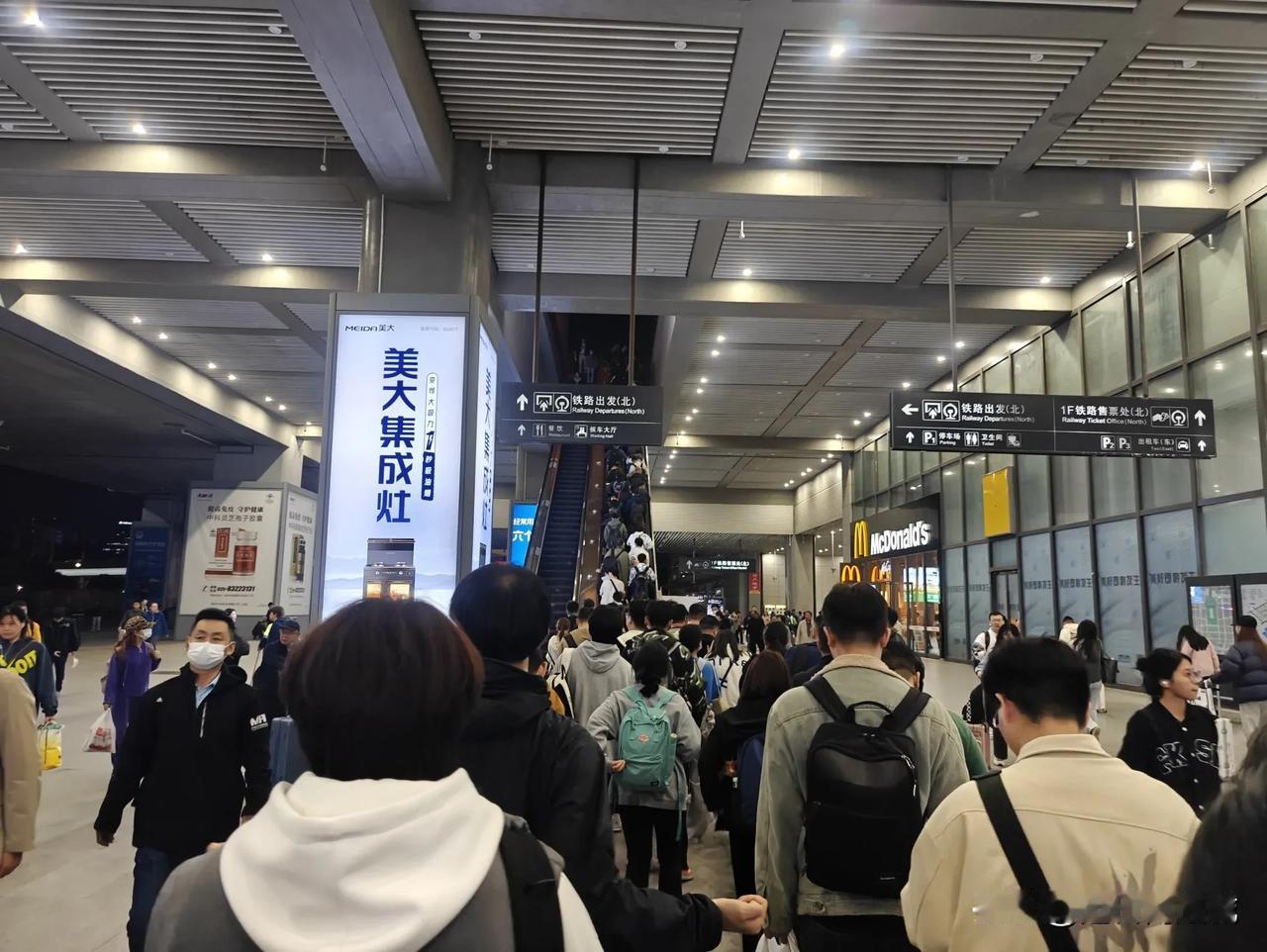 南京南站今天不知道为什么有这么多人！真的要好好吐槽一下了。

我18:18左右出