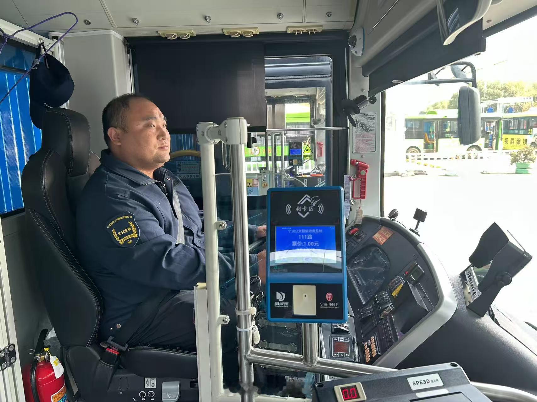 宁波公交司机路遇火情秒变救火员 11月30日上午10时许，宁波象山沿海南线看守所