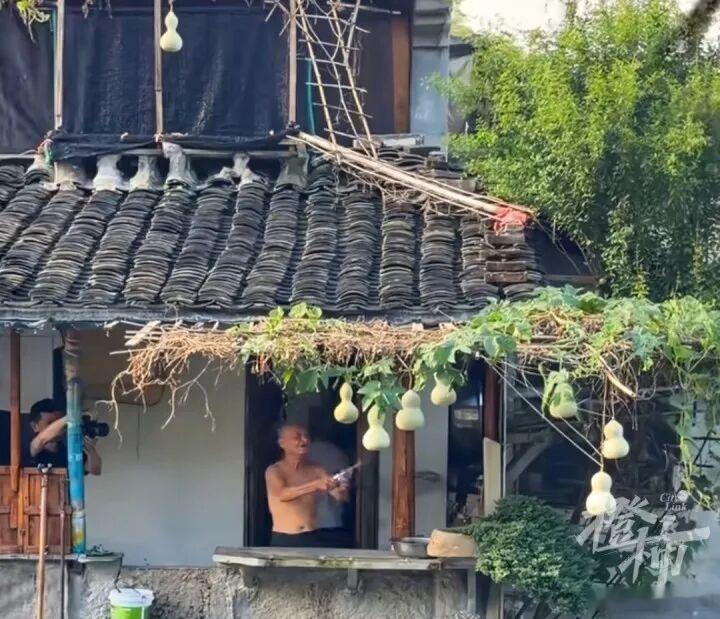 葫芦娃爷爷家附近居民发声把安宁和清净还给两位老人七个葫芦带来的这场意外走红，某种