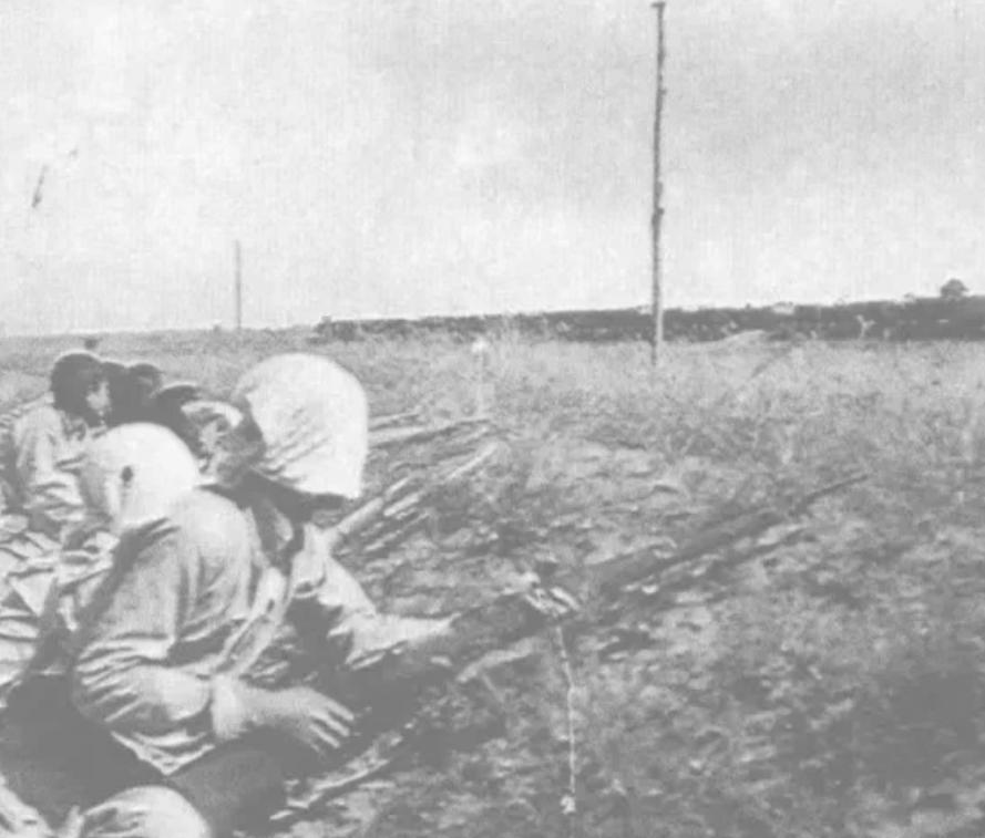 1937年冬，黑龙江汤原县石场屯。地主黄有跪在雪地里，双手被绳索反绑，脸上身上满