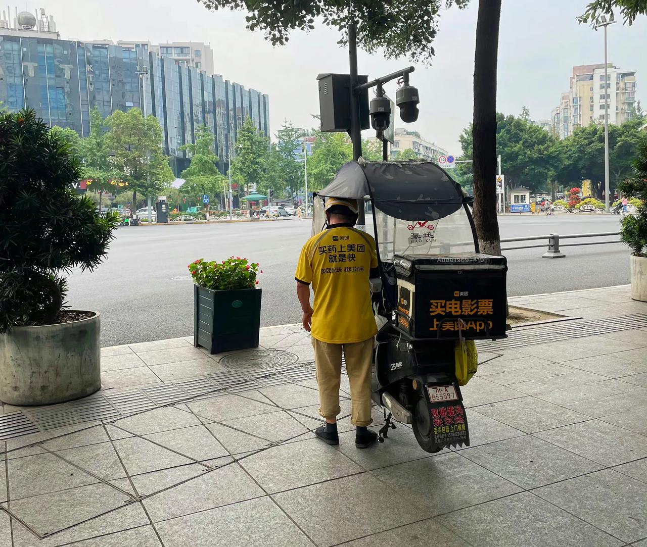 一大早在711买早餐，看到是老板娘自己在守店，就跟她聊了几句。现在生意不太好，只