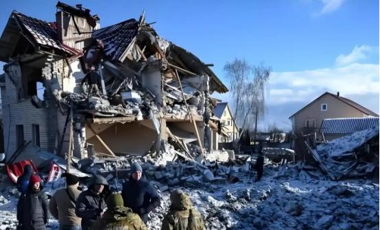 最近被无人机炸得都快没脾气了，莫斯科连遭4天暴击，俄乌互扔无人机，背后真相太现实