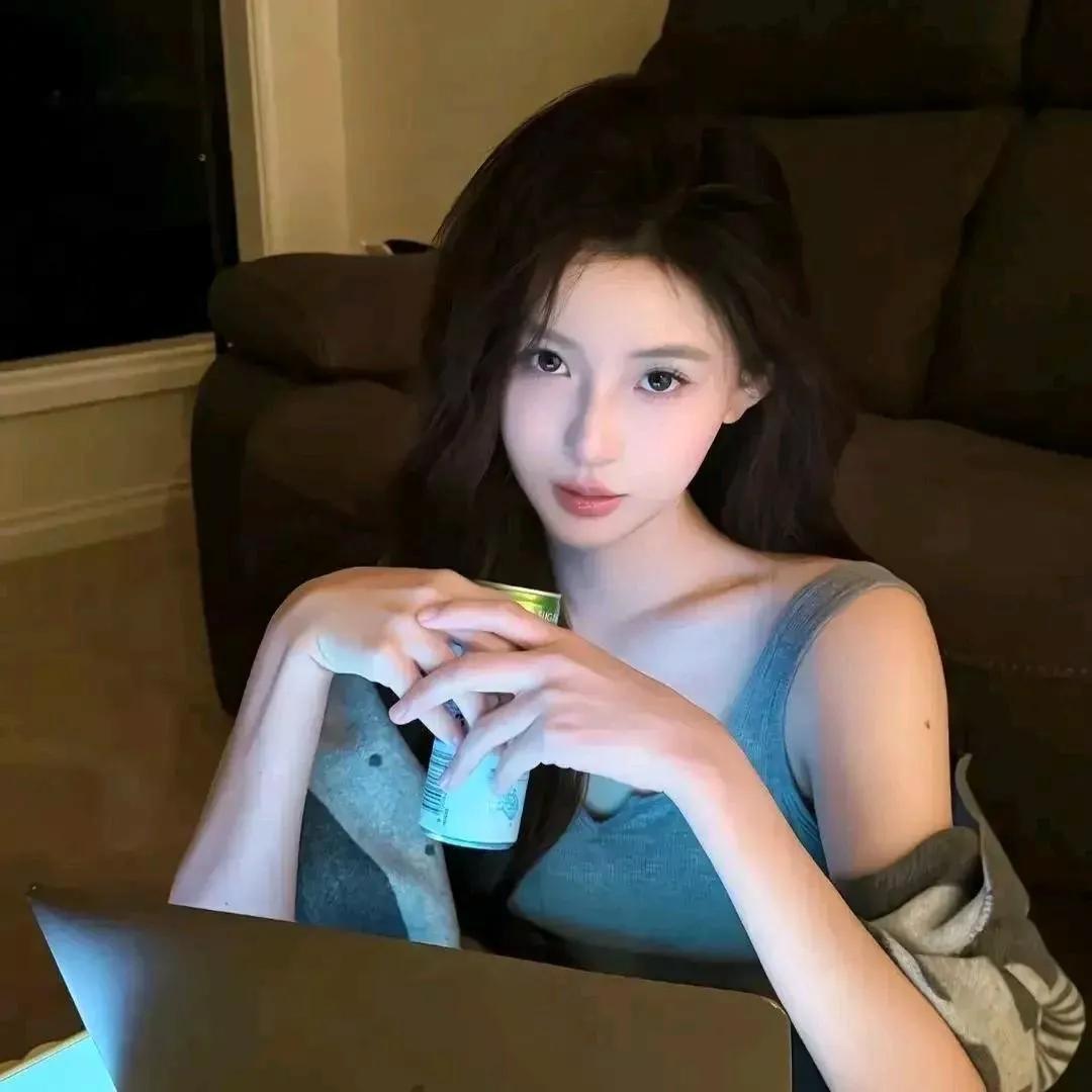 慵懒午后，咖啡与电脑相伴，享受独处的宁静时光。居家浪漫下午茶 咖啡休闲照 日常咖