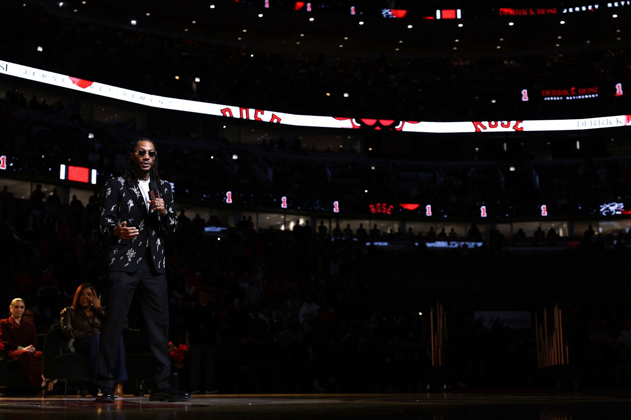 罗斯球衣退役仪式 找了一些我觉得还不错的图送给喜欢罗斯的朋友最年轻的MVP🌹 