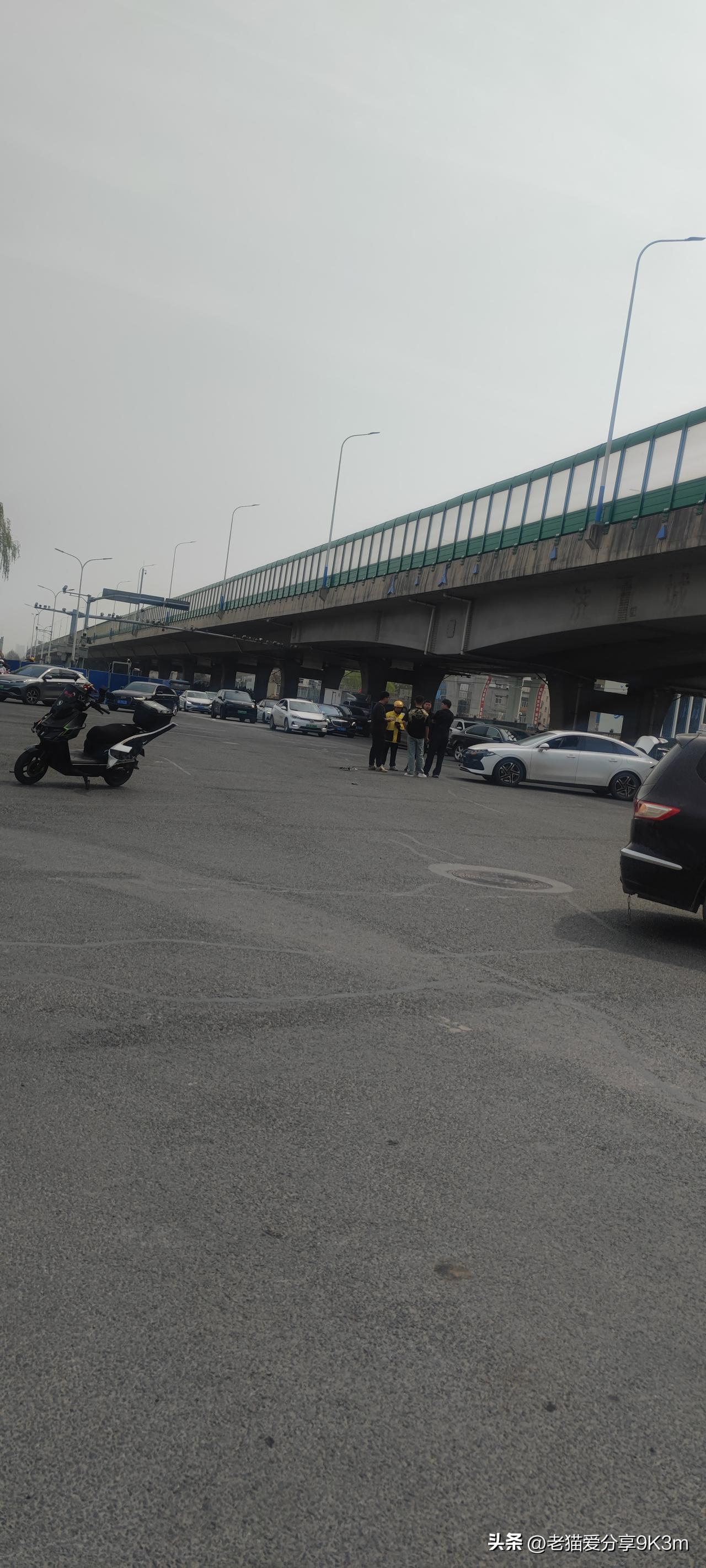 一个路口，同时两起车祸！
第一个是外卖小哥和一辆小汽车的，
右边这个是一个女孩子