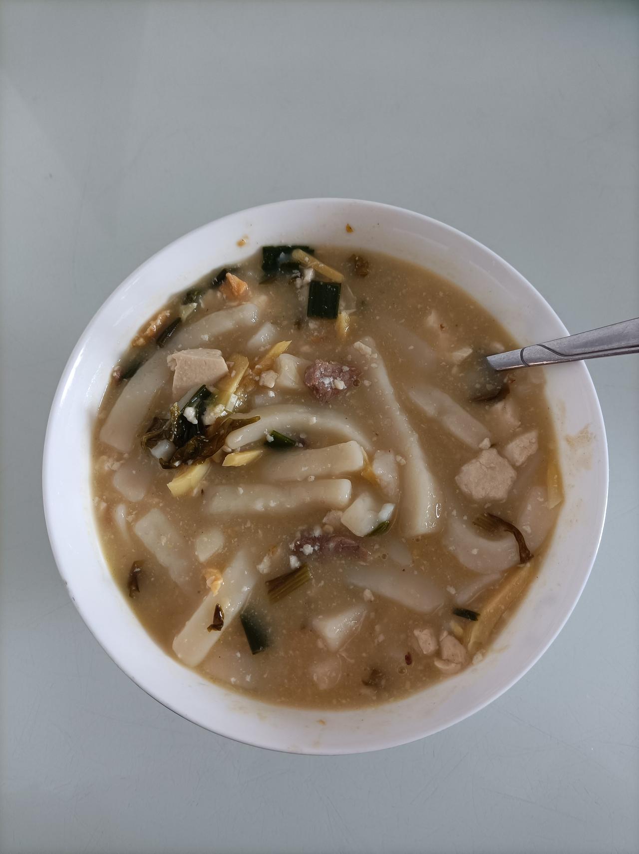 今天吃了什么热乎的昨天吃了豆腐年糕汤，又热乎又美味！