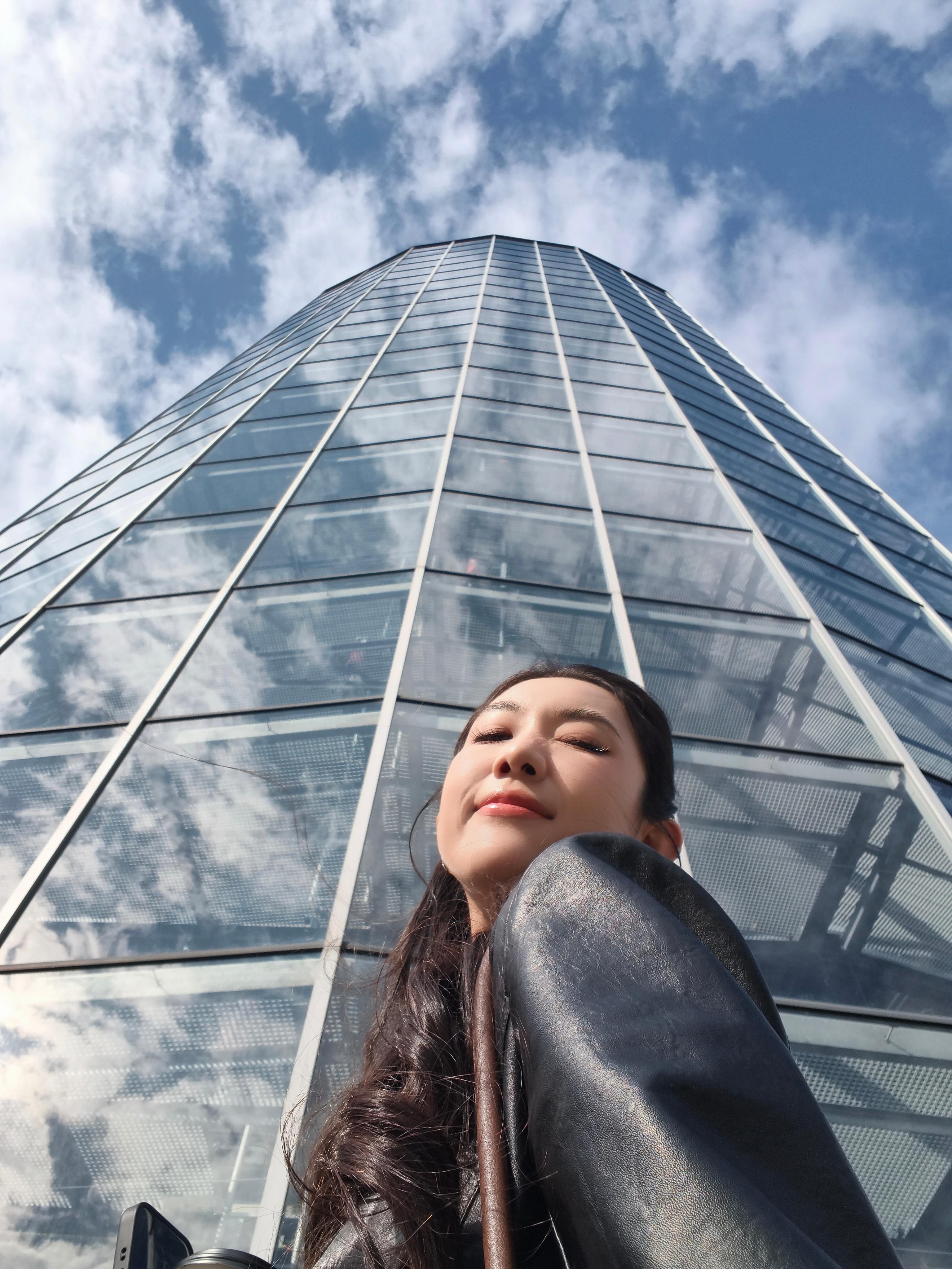 我最期待的大众汽车塔！40多米高的全透明圆柱，单塔能存400台新车，全程全自动运