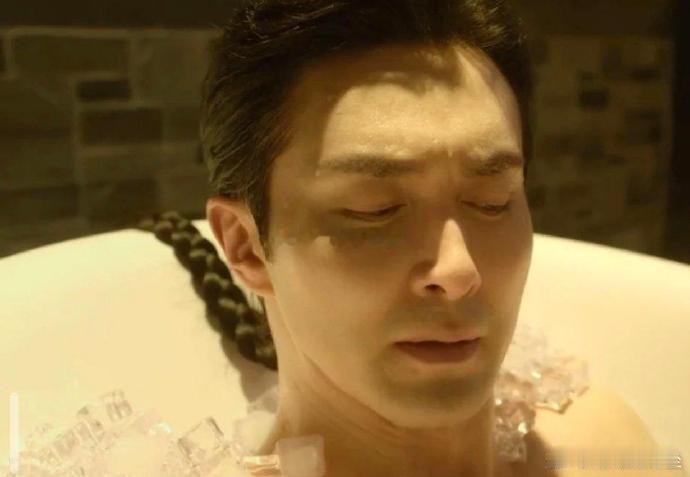 ​​终于知道演员拍浴缸洗澡戏，为什么不拍全身了，远景看着太尴尬了 ​ ​​​