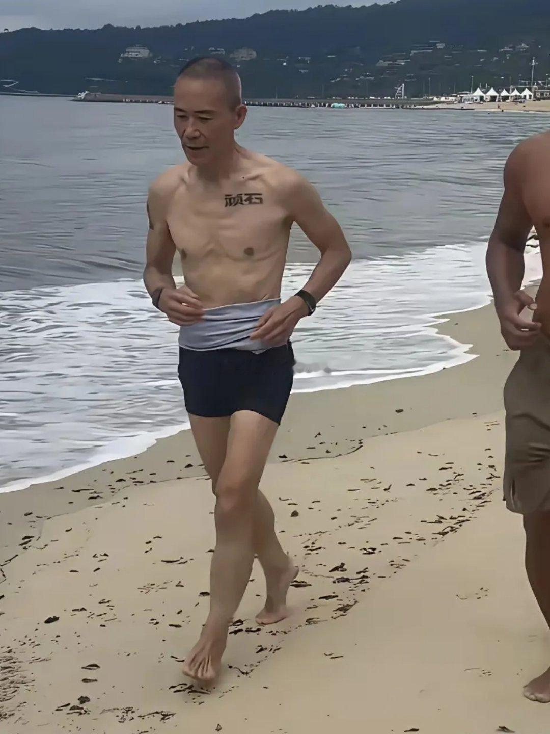 王健林外形看上去跟王石差不多，都是消瘦无肉。他比王石还小3岁9个月，怎么没看见王