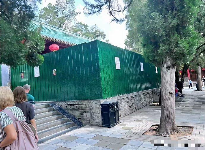 【最新：少林寺方丈室已被铁皮封死，释永信荣膺方丈的纪念碑被木板遮挡！】

7月3