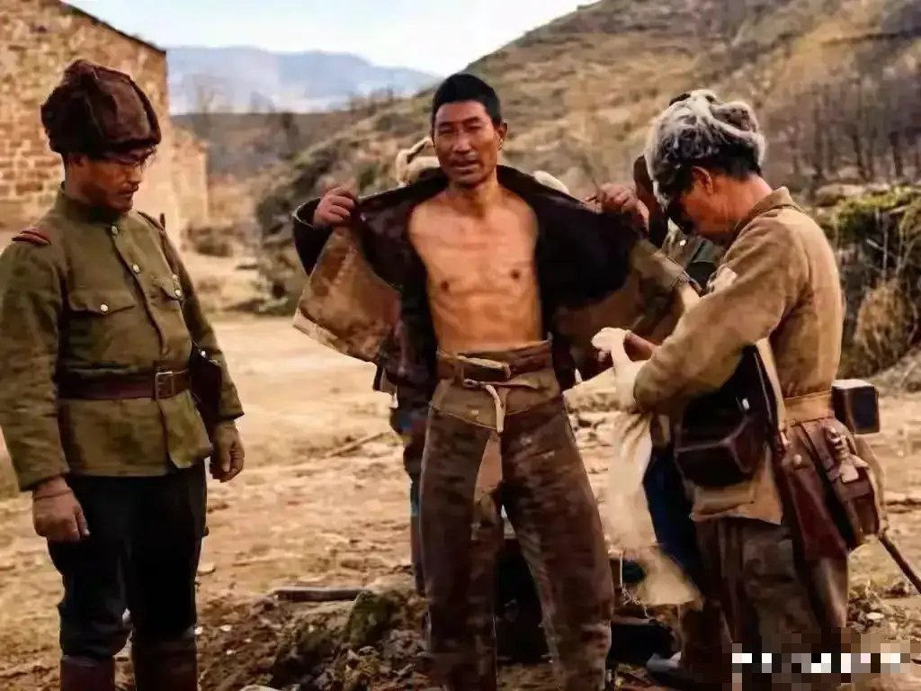 38年，日军士兵正在对当地的村民进行“严密搜查”时，留下的镜头 