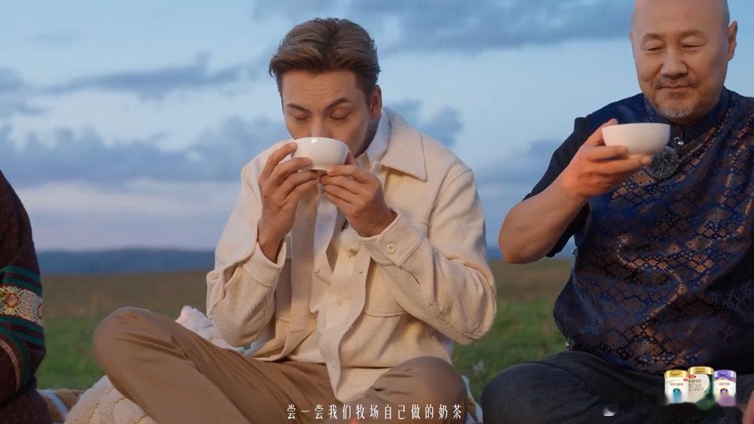陈伟霆腾格尔草原同框陈伟霆腾格尔解锁金领冠奶源地 科学视角上线！陈伟霆与毕导一同