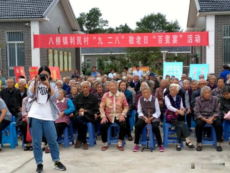 人到老年，最大的幸福因人而异，但我觉得健康绝对是排在首位的。就像我邻居张大爷，身