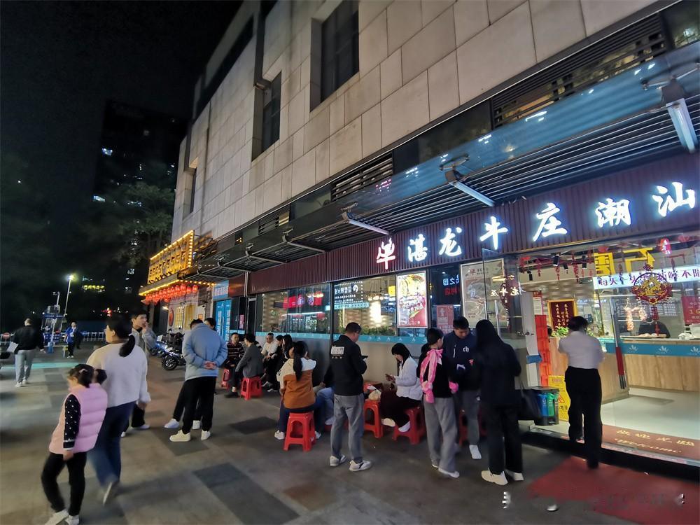 到一个牛肉火锅店取餐，发现这家店外面排了好多等候用餐的顾客，都坐在椅子上排队，真