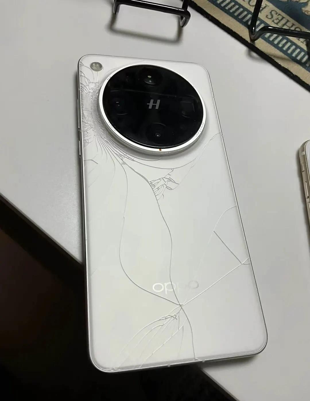 oppo手机让人无语了
oppo手机这么脆弱的吗？！从买到手机起我就一直放手机壳