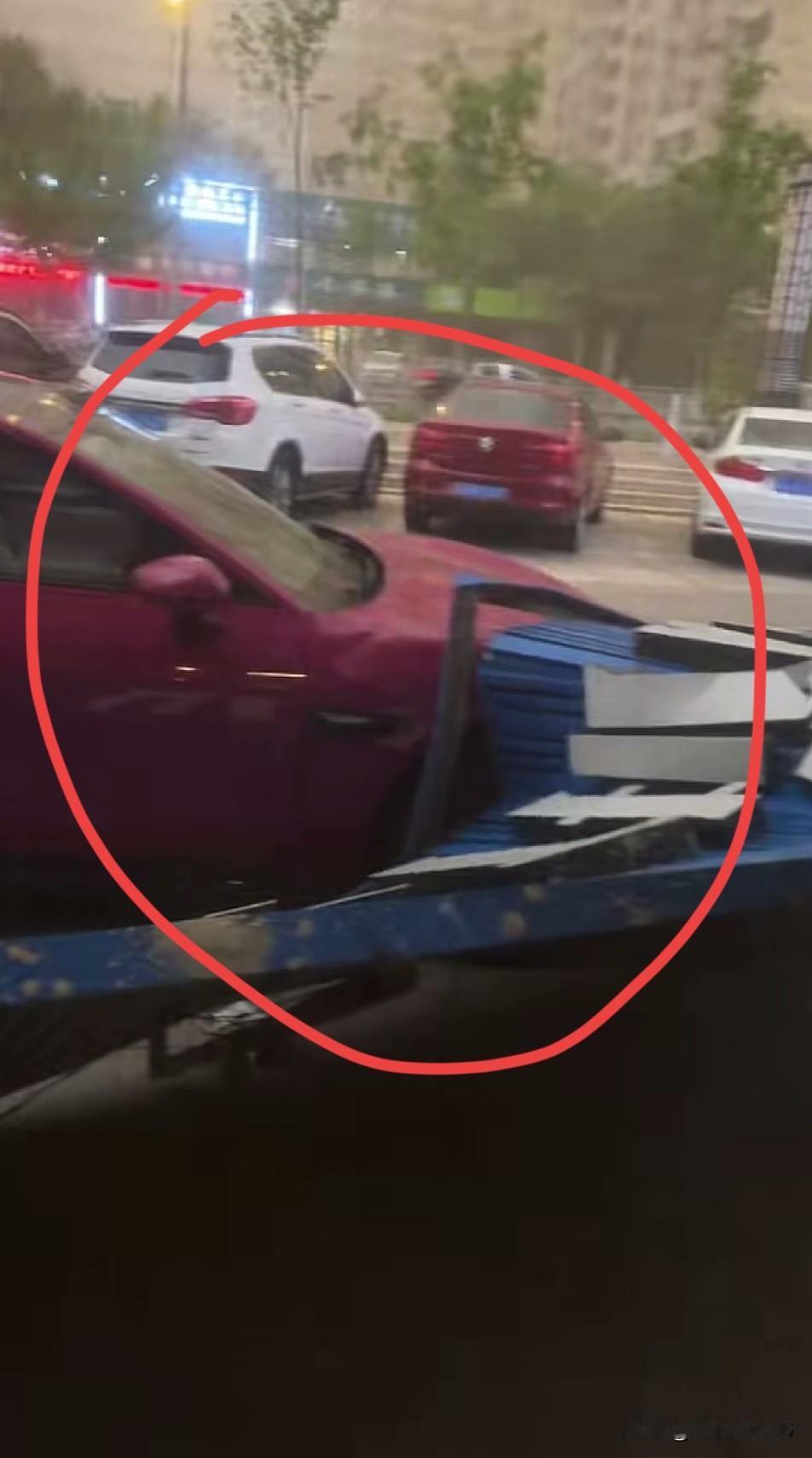 牌匾掉了，砸了一个保时捷，一个雷克萨斯，要赔多少？
来个小店，每天营业额才五百多