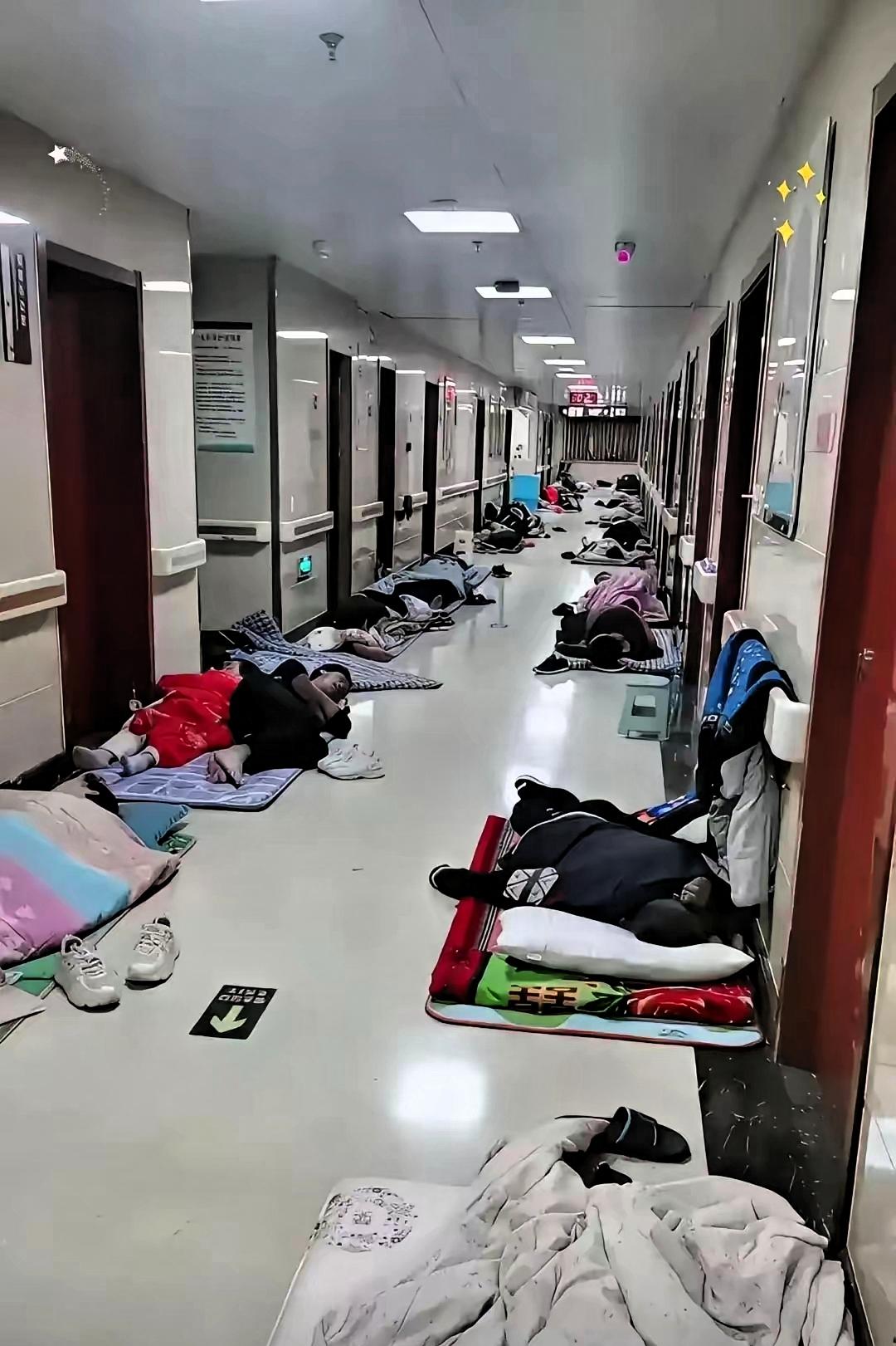 泪目！武汉，住院部走廊贴出一张新通知：陪护床不足的病区，允许家属在走廊铺垫子过夜