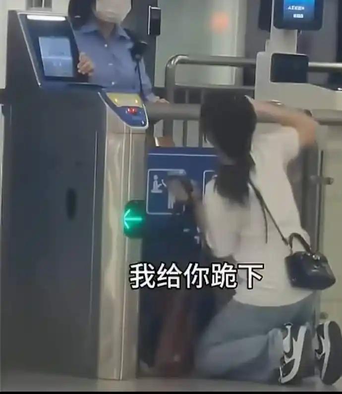 对女子迟到错过检票下跪求通过事件，南宁车务段发布说明作出回应：列车已经停检，车站