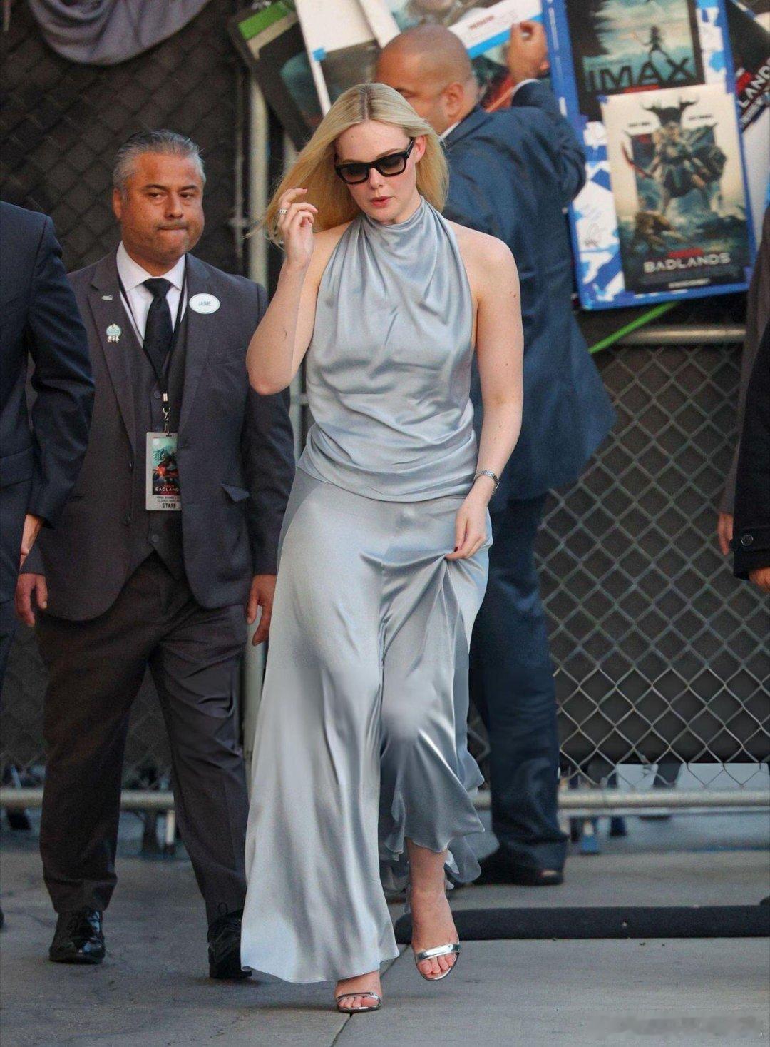 Elle Fanning昨天现身纽约录制节目选择了一条🇨🇳设计师品牌Oude