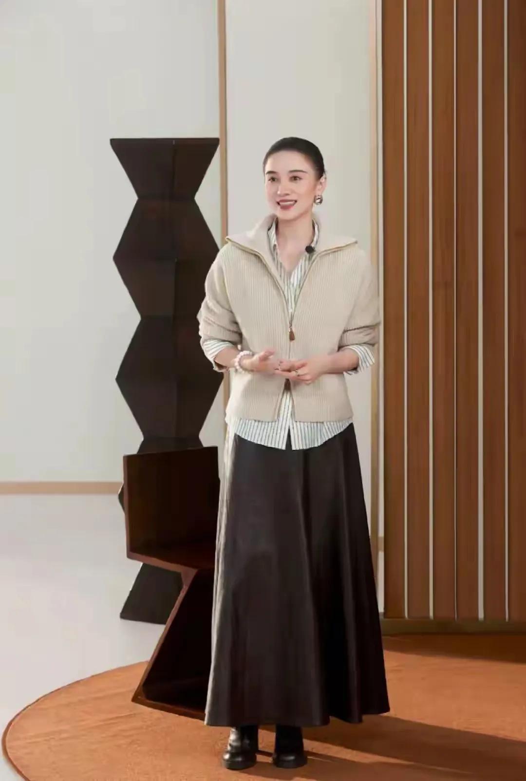 救命！宋佳的中年穿搭太绝了
 
穿搭做减法=高级感拉满✅
不堆砌不花哨，这才是中