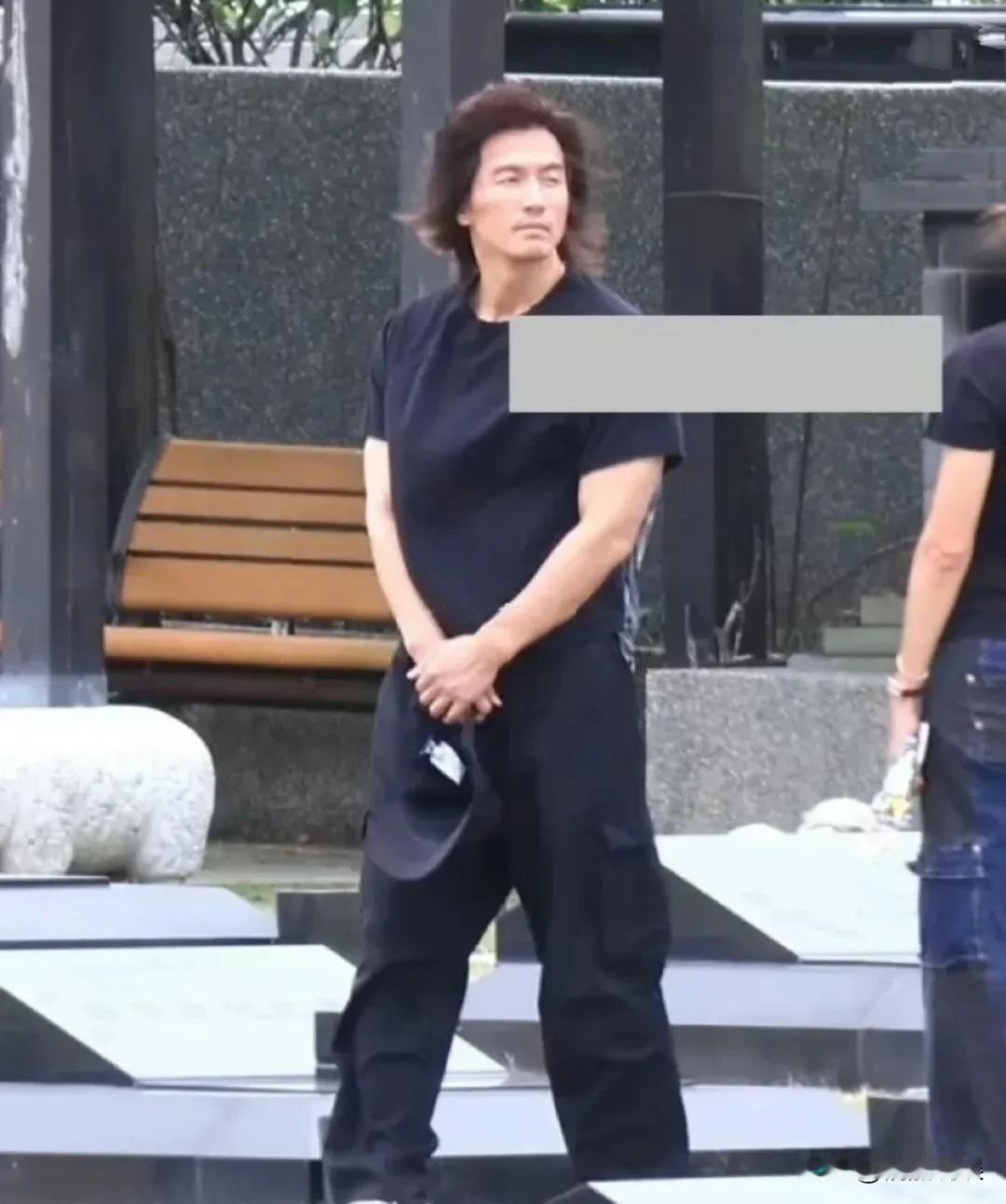 言承旭和大S的闺蜜贾永婕夫妻俩来金宝山的墓地探望。
言承旭戴着棒球帽，穿着一身黑