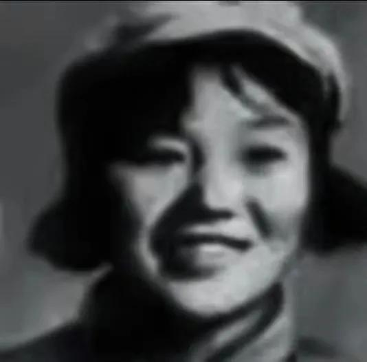 1968年，在忆苦思甜大会上，贫农卢兆东痛诉家史：“俺家三辈子贫农，三辈没媳妇，