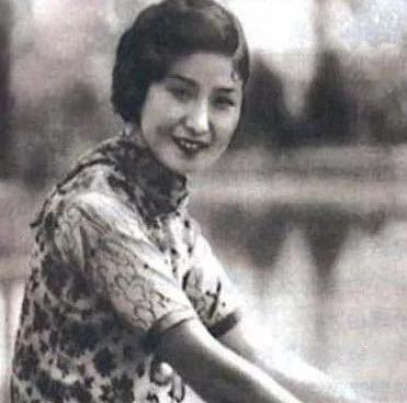 1940年深夜，民国大美女郑苹如，被秘密押到荒郊旷地执行枪决。特务垂涎她的美色，