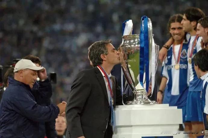 穆里尼奥在热刺的遭遇就像一本小说曲折而又婉转！
话说，如果讲穆帅执教生涯里最大的