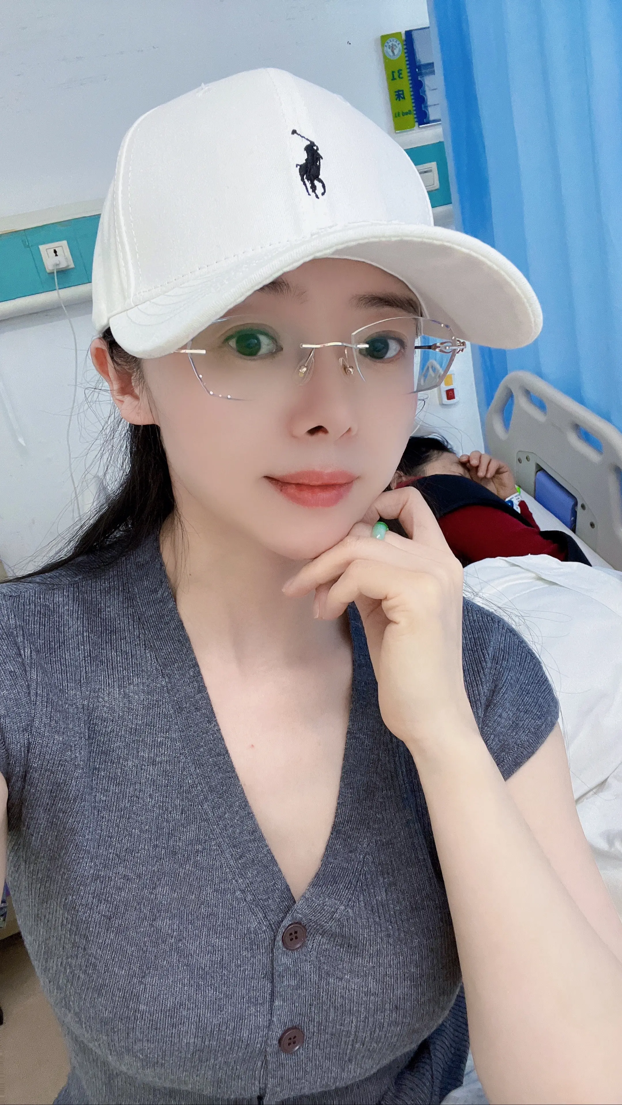姐妹们下午直播临时取消 老妈不小心摔了 我在医院陪护 新款西装直播另行...