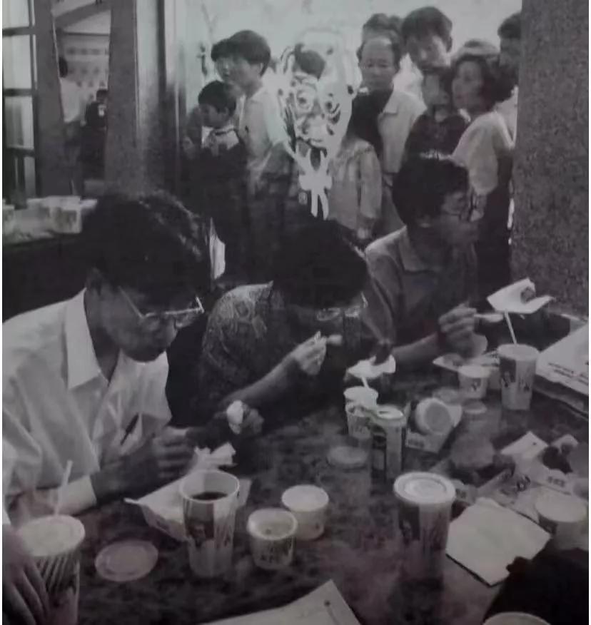 1994年的上海浦东，一家餐厅里面坐满了食客，窗外挤满了张望的人。
这个餐厅是肯