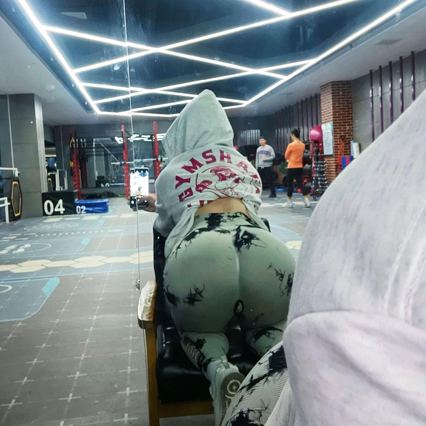 毫无训练痕迹 爱练腿那女的