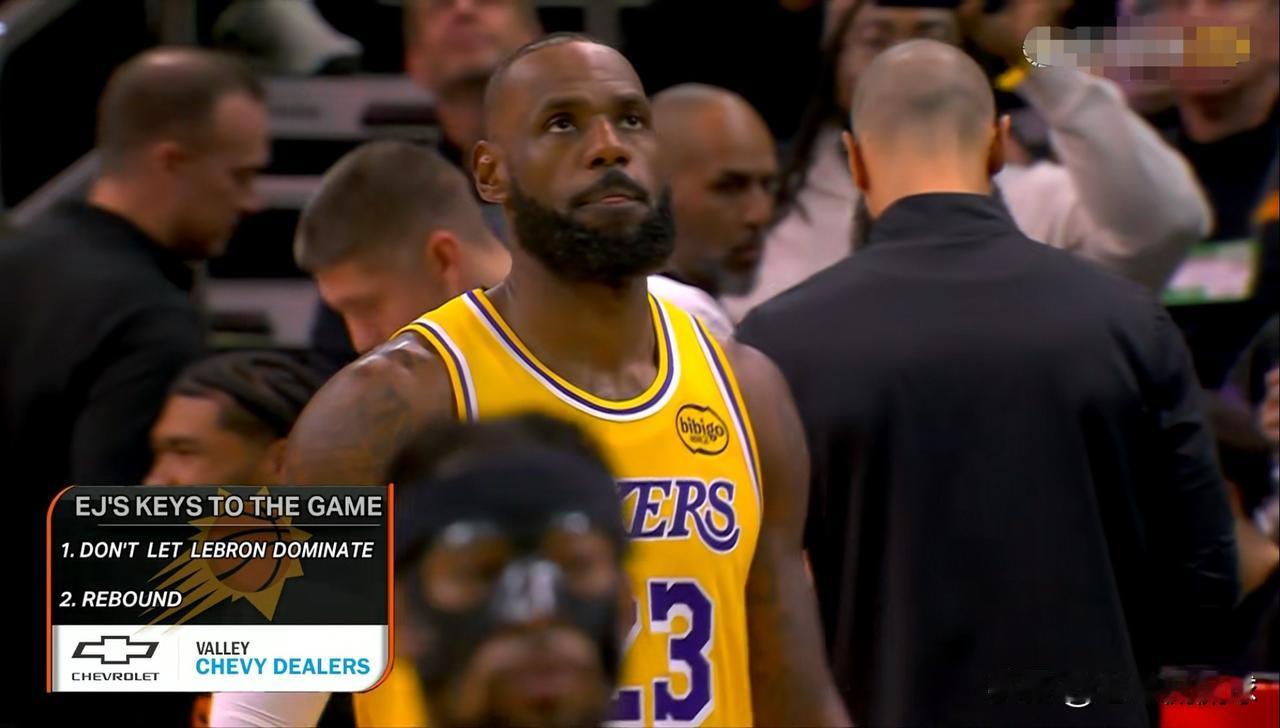 我强烈建议湖人立刻交易走老将詹姆斯！在今天湖人客场挑战太阳的比赛中，目前双方的首