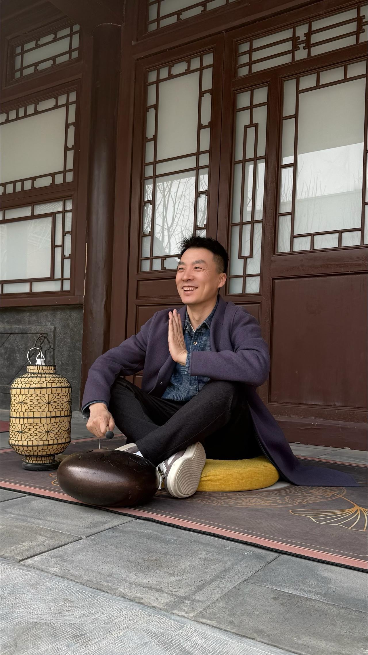 大年初六迎六顺，顺风顺水顺财神，家顺人顺万事顺。
这个动作有点难 拍作品我是认真